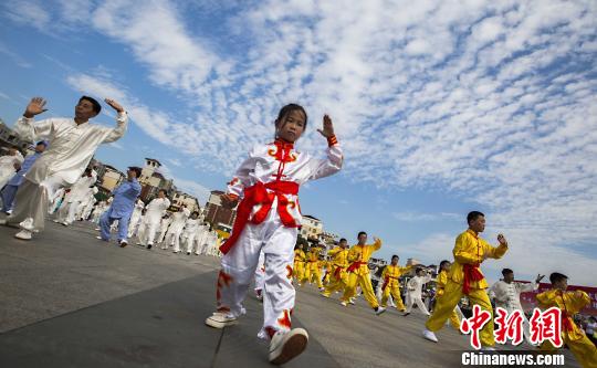少年太極拳愛好者在江西都昌縣一廣場(chǎng)上表演太極拳,。　傅建斌　攝