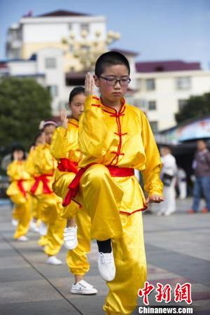 少年表演太極拳,。　傅建斌　攝