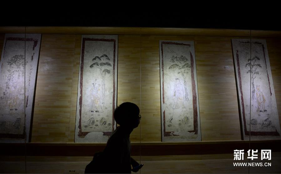 6月21日,，觀眾觀看唐韓休墓壁畫《高士圖》