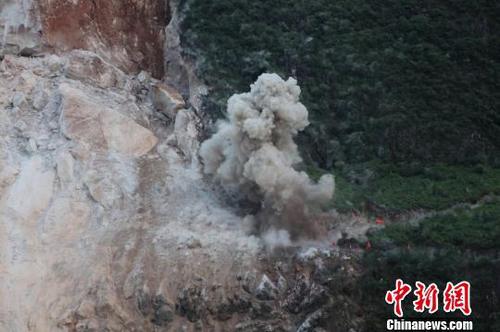 圖為平樂縣山體坍塌救援現(xiàn)場,。 李斌 攝