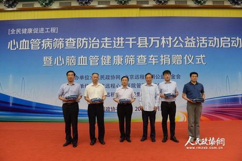 全國(guó)政協(xié)委員,、中國(guó)中醫(yī)科學(xué)院西苑醫(yī)院副院長(zhǎng)史大卓,，代表活動(dòng)主辦方向基層醫(yī)療機(jī)構(gòu)捐贈(zèng) “全民健康促進(jìn)工程心腦血管健康篩查車”,。人民政協(xié)網(wǎng)記者 齊波 攝