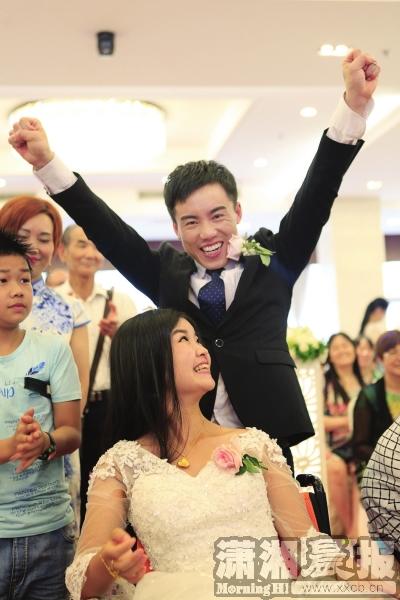 6月25日,，張偉興奮地舉起雙手大聲呼喊“我們終于結(jié)婚了”,。圖/記者金林