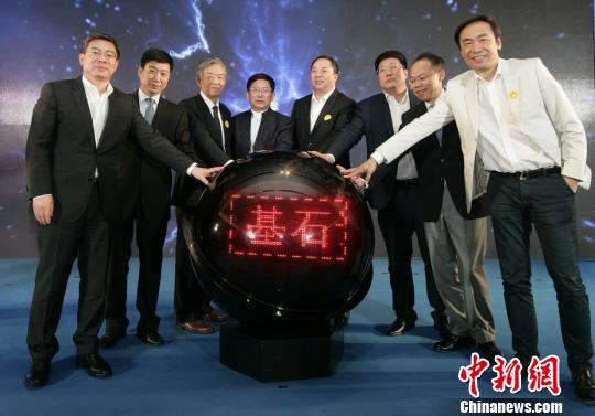 清華控股有限公司26日宣布,，啟動“星聚計劃”和“基石計劃”：未來五年,，培育出超過500家資產過億的科技創(chuàng)新型企業(yè)；投入500億元研發(fā)經費,，加速轉化50項重大科技成果,，其中不少于5項達到世界領先水平。　莊媛萍 攝