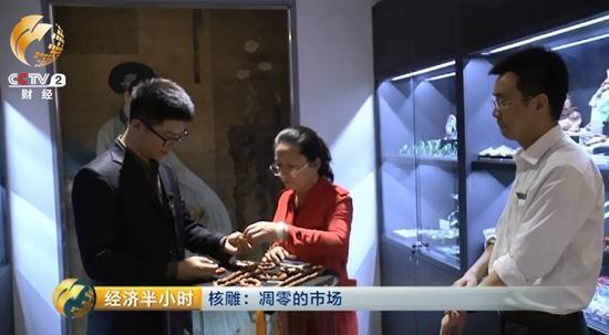 曹荻明拿出店里僅剩的這幾串橄欖核,，笑稱,，每一串都是橄欖核行情由火爆到冰冷的縮影。