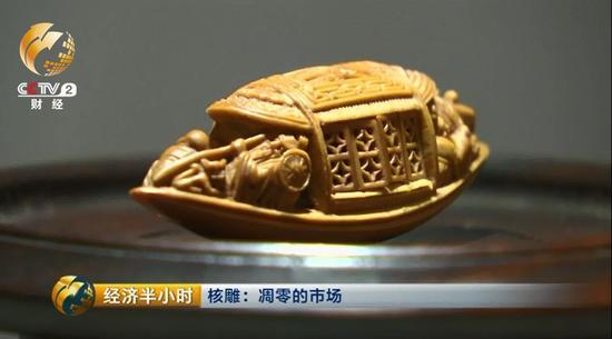 人越聚越多,，買賣興隆，核雕價(jià)格也節(jié)節(jié)攀升,，從幾百元漲到幾千元,，又從幾千元躥到幾萬元，很多原本不是從事核雕的工匠,，也紛紛轉(zhuǎn)行來雕刻橄欖核,。