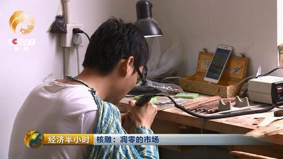 不僅是其它行業(yè)的工匠轉(zhuǎn)行做核雕,，連原來沒有任何手藝的外行人也紛紛開始雕刻橄欖核。