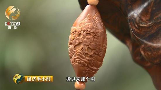 傳統(tǒng)的橄欖核作品往往只有人物,，他現(xiàn)在在作品上增加了風(fēng)景和動(dòng)物等元素，同時(shí)也在研究借鑒竹雕,、木雕的刀法來把橄欖核雕刻得更加細(xì)致,。