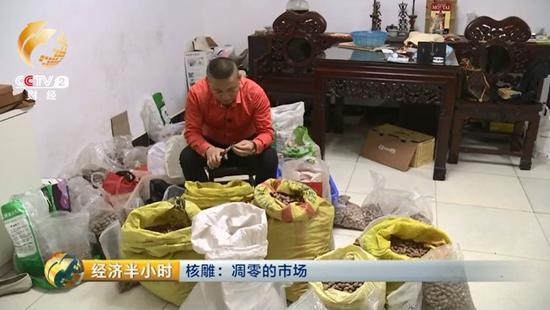 這天傍晚，當(dāng)記者來到他家時(shí),，他正在整理囤在家里的橄欖核,。