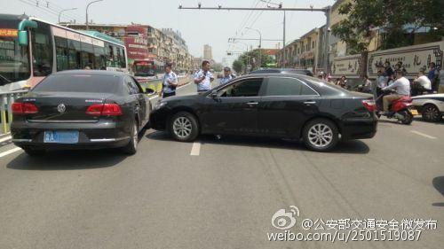 女司機(jī)因轉(zhuǎn)彎未讓直行車致剮蹭 遭男司機(jī)暴打