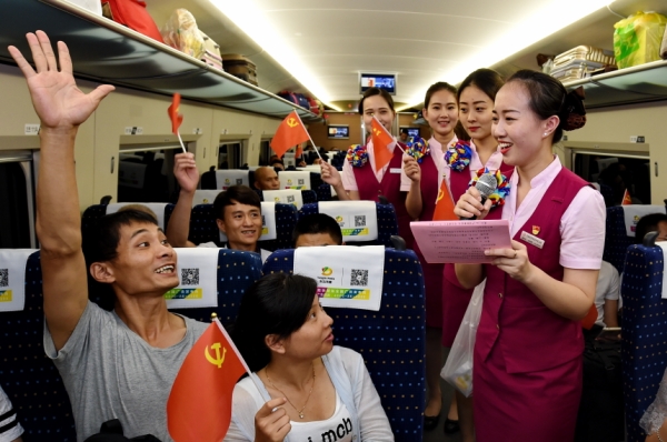 新華社照片,，福州,，2016年6月30日
    列車上的主題黨日
    6月30日,，福州客運(yùn)段黨員和入黨積極分子在車廂里進(jìn)行黨史知識競答,。
　　當(dāng)日，南昌鐵路局福州客運(yùn)段組織黨員和入黨積極分子,，在閩西革命老區(qū)龍巖至北京的列車上開展“我服務(wù),，我奉獻(xiàn)”主題黨日活動,，喜迎中國共產(chǎn)黨95歲生日,。
    新華社記者 張國俊 攝