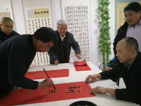 書(shū)法家在展覽現(xiàn)場(chǎng)送春聯(lián)