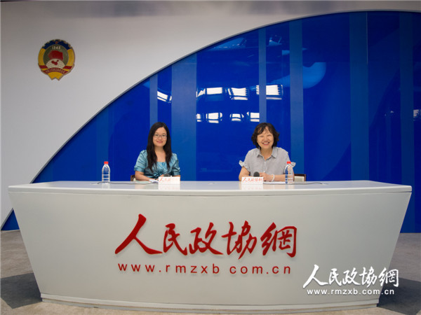 圖為全國政協(xié)委員周秉建在人民政協(xié)網(wǎng)演播室進(jìn)行《委員會客廳》節(jié)目錄制