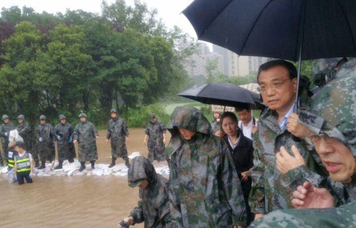 李克強(qiáng)冒大雨急赴武漢長江干堤管涌現(xiàn)場(chǎng)指揮搶險(xiǎn)救災(zāi)