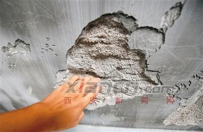 用手稍微一摳，砂漿很容易就下來了,。