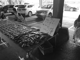 　　魯園古玩城內(nèi)一個(gè)賣核桃和金剛的攤位上立著“150元兩件甩貨”的牌子,。攤主面露難色地　告訴記者，甩貨的是去年剩的金剛和核桃,，當(dāng)時(shí)都是賣三四百元的東西,。遼沈晚報(bào)、聊沈客戶端記者　譚珊珊　攝
