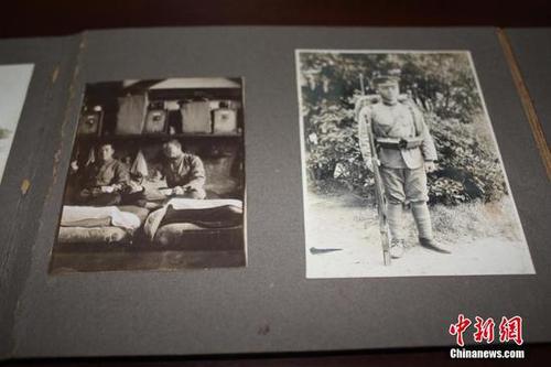 日前,，江西德興檔案館征集到侵華日軍加滕誠(chéng)三的私人檔案,，包括銅質(zhì)“支那事變”從軍記章及從軍記章之證各1件、“支那事變行賞一時(shí)賜金袋”1件,、賞金狀1件,、行賞金國(guó)庫(kù)債券領(lǐng)取說(shuō)明書(shū)3件、私人相冊(cè)2冊(cè)等共9件檔案,。這批檔案從一個(gè)侵華日軍普通士兵的角度,，真實(shí)地反映了日本侵華的歷史，是日本侵華的鐵證，為研究日本侵華歷史提供了實(shí)物佐證,。黃鶴
