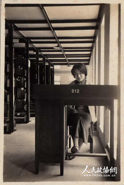 楊絳先生于212號(hào)書桌前