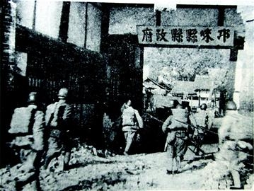 解放軍戰(zhàn)士攻入邛崍縣縣政府
