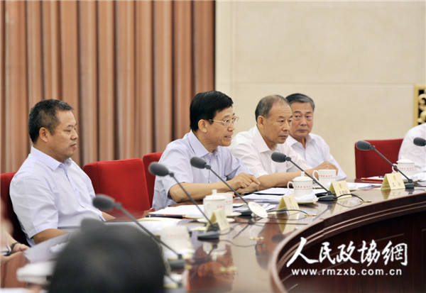 圖①：王鶴齡委員（左二）在雙周協(xié)商座談會(huì)上發(fā)言,。