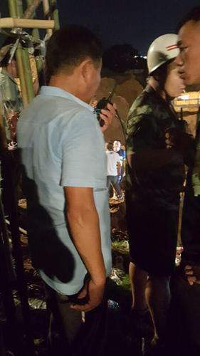 孩子爺爺不停用對(duì)講機(jī)給孩子說話,，不讓她睡覺,。