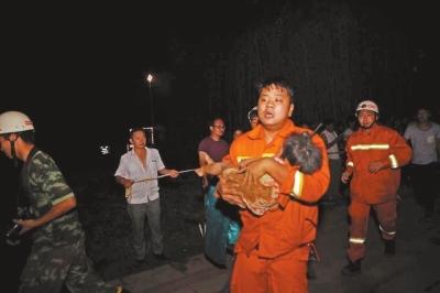 所幸落井女童狀態(tài)很好,，百余警民連夜施救，至今晨4時(shí)20分許妞妞終被救出,。