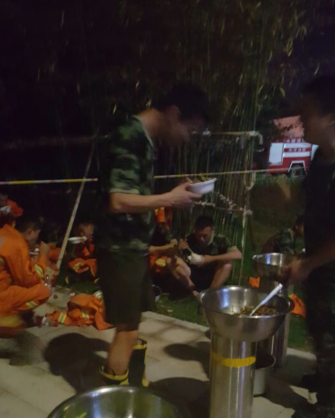 消防官兵正在分兩班營救,，大河客戶端記者看到，消防官兵正在簡單補(bǔ)給中,。