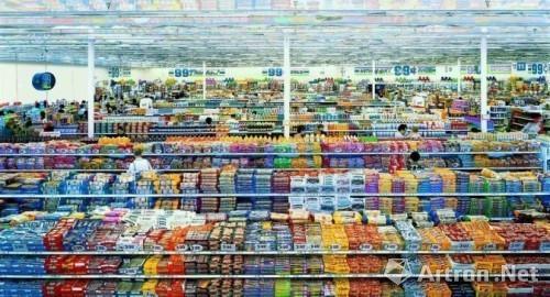 Andreas Gursky（安德烈亞斯?古爾斯基）《99 Cent II Diptychon》（《99美分》）（2001），2007年2月在倫敦蘇富比拍賣會拍得335萬美元,。