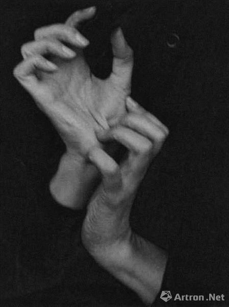 Alfred Stieglitz 《Georgia O’Keeffe （Hands） 》（1919）,，2006年2月在紐約蘇富比拍賣會拍得147萬美元,。