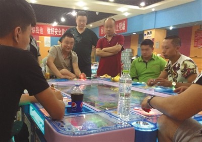 6月28日，回龍觀西大街一電玩城,，捕魚機前坐滿玩家,，玩家每場輸贏至少數千元。