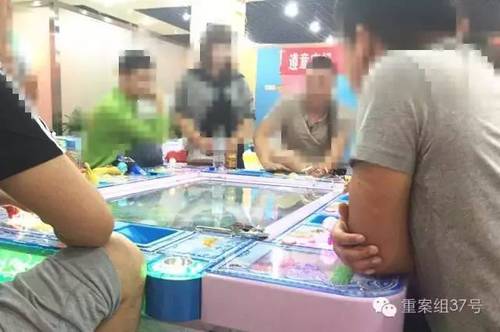 6月28日,，回龍觀西大街某電玩城,，幾名男子坐在捕魚機(jī)前，每把輸贏至少數(shù)千元,。