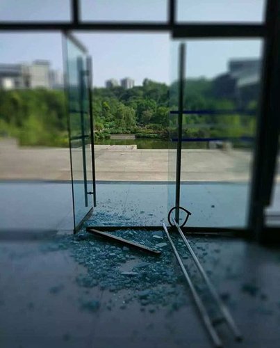 　　今天中午，重慶時報記者撥打了學校宣傳部老師的電話,。對方表示,，目前還不知道這件事，但會找相關部門了解,。