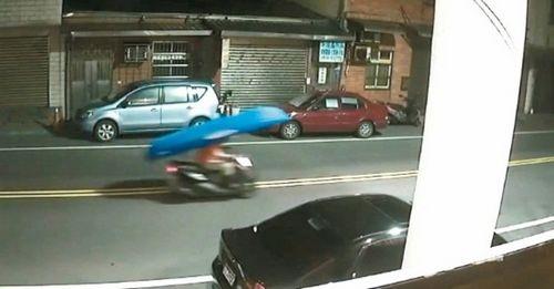 男子偷獨(dú)木舟用頭頂著騎車警察見(jiàn)“奇景”輕松逮人