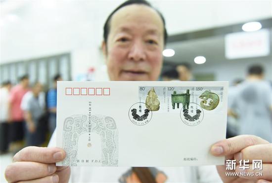 7月13日,，浙江杭州一名集郵愛(ài)好者展示《殷墟》特種郵票首日封。