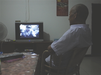 昨日，古藺,，69歲的楊正元獨自在家看電視