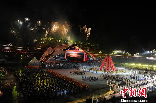 黔東南苗族侗族自治州建州60周年慶祝大會暨2016首屆“中國民族文化旅游·黔東南峰會”文藝演出活動23日晚舉行,。　賀俊怡 攝