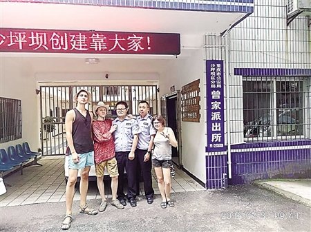 他們沒(méi)帶一分錢(qián),，希望通過(guò)搭乘順風(fēng)車(chē)或者“乞討”方式完成旅行。因此，他們隨身還帶著許多牌子,，上面有中文寫(xiě)到：“我們可以一起合照,，請(qǐng)給一點(diǎn)錢(qián)”、“請(qǐng)給一點(diǎn)錢(qián),，去游中國(guó)完成夢(mèng)想”等,。