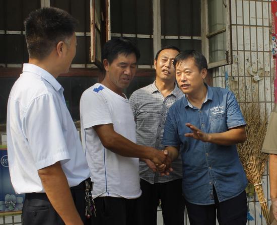 北京清雨書畫院院長、邢臺文交協(xié)常務(wù)副會長范德俊與楊牌村村支書交談,。