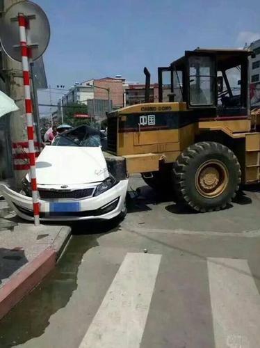 陜西一司機(jī)開鏟車撞轎車致一人死亡 因經(jīng)濟(jì)糾紛