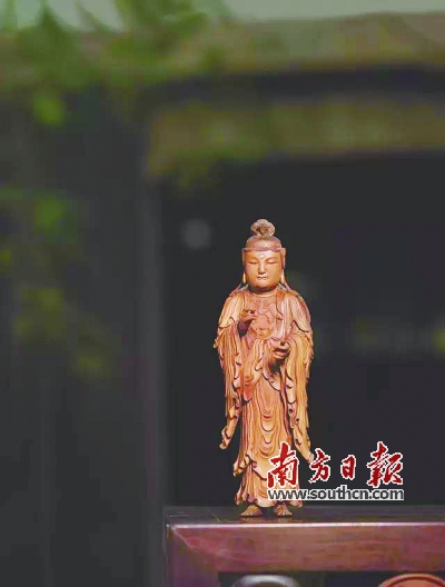 清·檀香木懸裳觀音立像