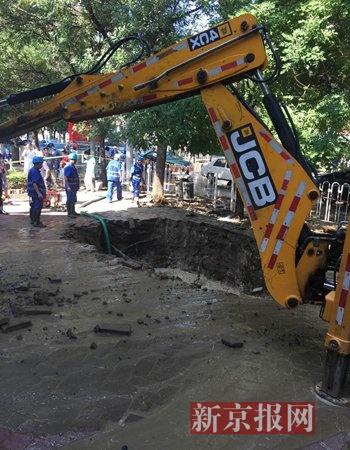 北京一自來(lái)水管道爆裂大水漫路 1000多住戶停水