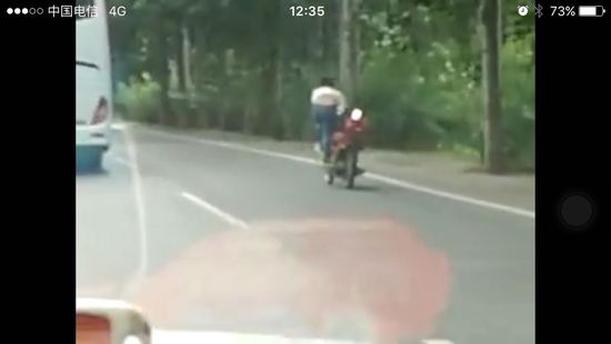 男子馬路上騎摩托玩雜耍炫技 不慎摔落致死