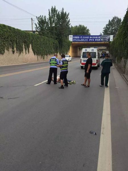 男子馬路上騎摩托玩雜耍炫技 不慎摔落致死
