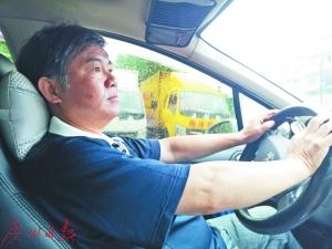 從鋼鐵工人轉型成網(wǎng)約車司機的張師傅。