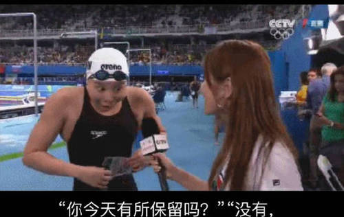 女子100仰半決賽中，中國(guó)選手傅園慧以58秒95的好成績(jī)獲第三,，晉級(jí)決賽,！她可能是這屆奧運(yùn)會(huì)第一個(gè)還沒(méi)開(kāi)始決賽就出名的中國(guó)運(yùn)動(dòng)員了,。