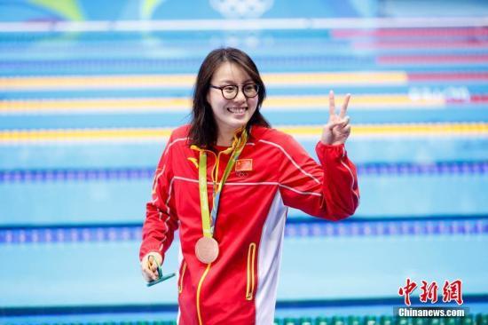 當?shù)貢r間8月8日,，在2016里約奧運女子100米仰泳決賽上,，中國選手傅園慧以58秒76奪得銅牌,。賽后，傅園慧聽聞自己58秒76的成績,，驚訝大呼：“哇！太快了,！我打破了亞洲紀錄?。　薄弊蛉赵擁椖款A(yù)賽比賽時,，她笑稱用了“洪荒之力”,。再問此刻感覺,，傅園慧幽默地說：“我昨天把洪荒之力都用完了，(所以)今天沒有力氣了,。(觸池壁時)只能說我手太短了吧,。”中新網(wǎng)記者 杜洋 攝
