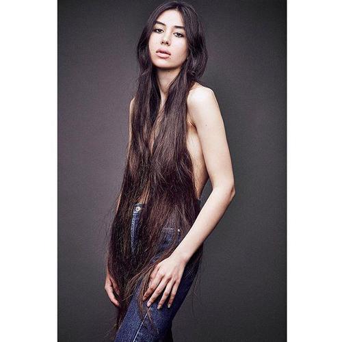 英國《太陽報》報道,，美國加州一位19歲女孩留長發(fā)5年未剪，垂下來幾乎可以當作“衣服”穿,。她在社交網(wǎng)絡Instagram上擁有很高的人氣,，賬號名為“卡什夫人”，被粉絲們稱為現(xiàn)實中的“長發(fā)公主”,。