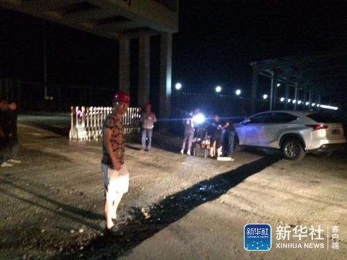 事故地點距離高速路口約7公里左右,。記者從高速路路口下來,，即有警方在沿途路口把守。在廠區(qū)門口,，該公司組織近30人在現(xiàn)場阻攔人員進出并且阻擋記者拍照,。