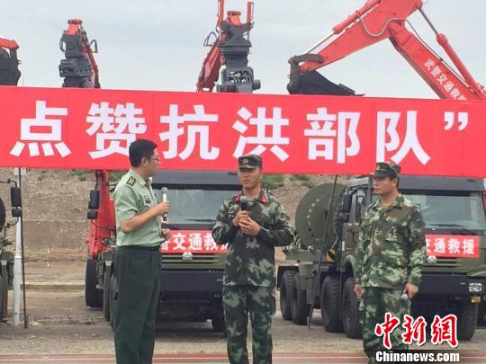 抗洪公益歌曲《又見到你》主創(chuàng)團隊走進抗洪部隊?！●R永平 攝