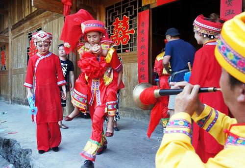 2016年8月13日，一年一度的土家族特色相親節(jié)--恩施女兒會舉行,，超過8萬人觀看了土家族特色的定親儀式,、迎親儀式和婚禮儀式。被譽(yù)為“東方情人節(jié)”的女兒會,，是土家族人民自己的七夕節(jié),，距今已有數(shù)百年的歷史。萬李 蔣盼