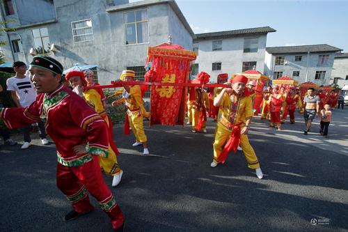 女兒會分為對歌相親、考驗定親,、拔河爭親,、拜堂成親四部分。